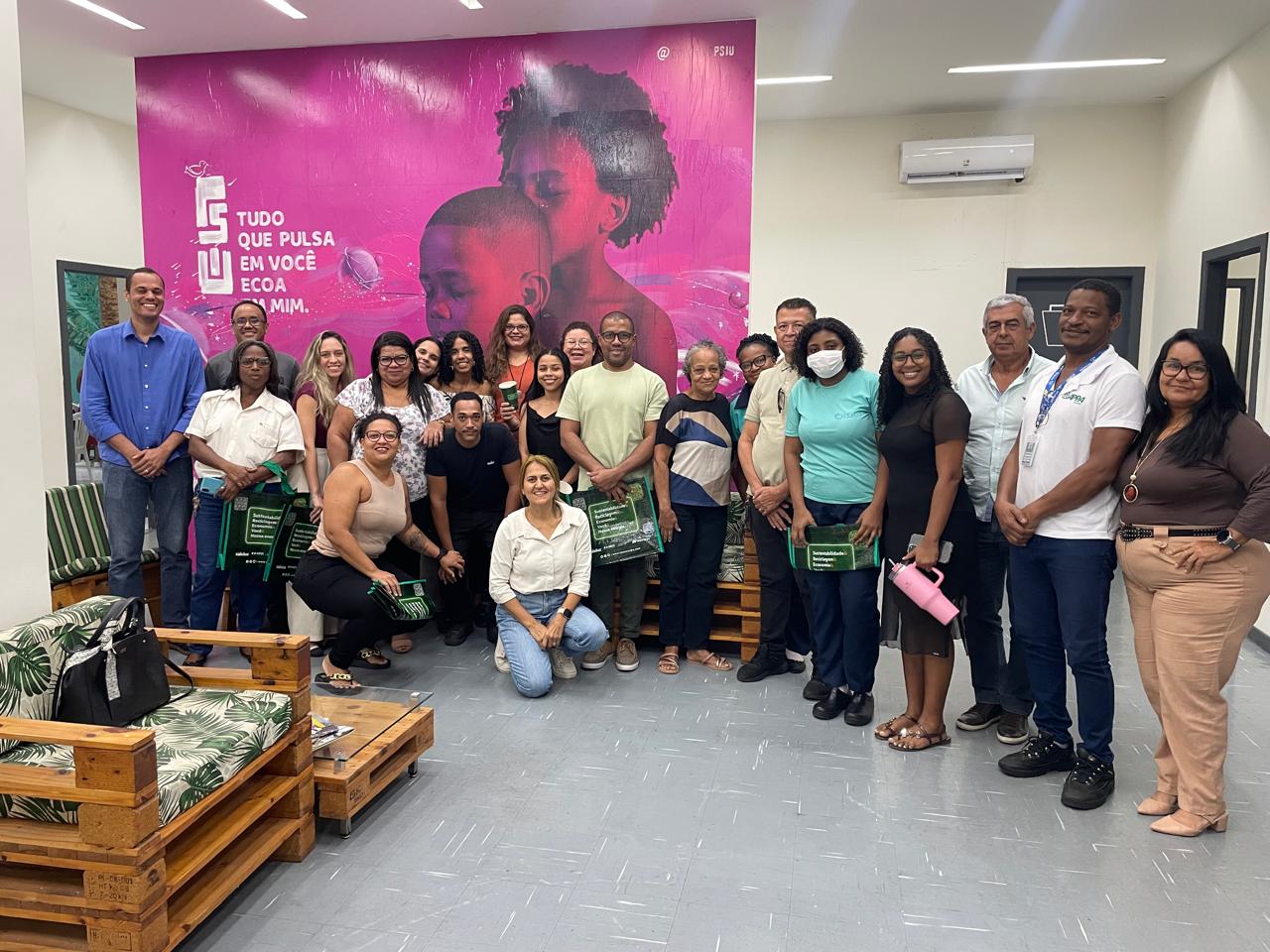 Equipe reunida durante atuação de educação ambiental em uma organização