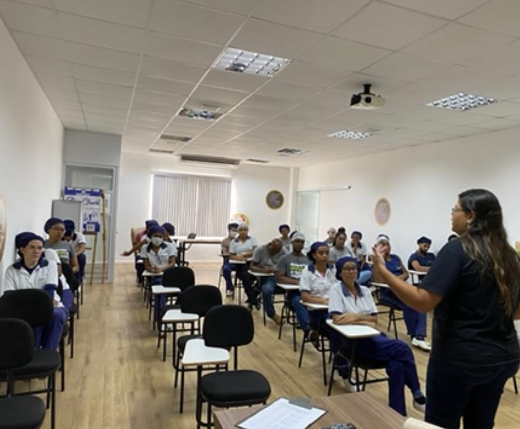 Treinamento de uma equipe de profissionais reunida em sala